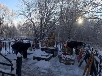 Студенты  колледжа очистили от снега братские захоронения в деревнях Бурашевского сельского поселения